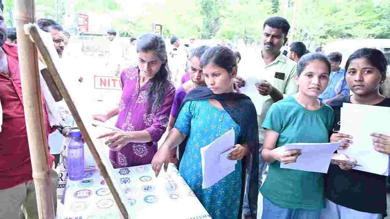 NEET Exam: తెలుగు రాష్ట్రాల్లో ప్రశాంతంగా నీట్.. పరీక్ష కేంద్రాల వద్ద భారీ బందోబస్తు