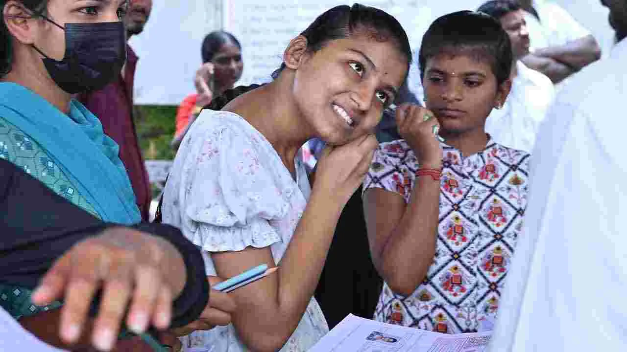 NEET Exam: తెలుగు రాష్ట్రాల్లో ప్రశాంతంగా నీట్.. పరీక్ష కేంద్రాల వద్ద భారీ బందోబస్తు