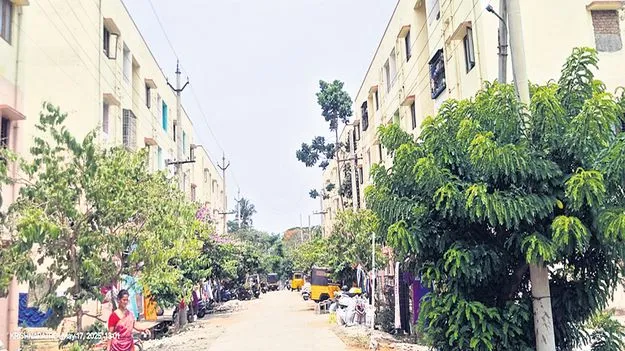 హుద్‌హుద్‌ ఇళ్లను అమ్మేశారు