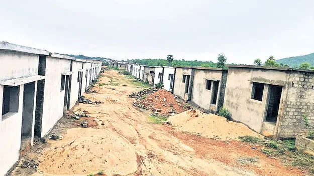 ఇళ్లు సరే.. వసతులేవీ?