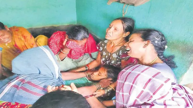 Electric Shock: విద్యుద్దీపాల అలంకరణ వైర్లే.... మృత్యుపాశాలయ్యాయి