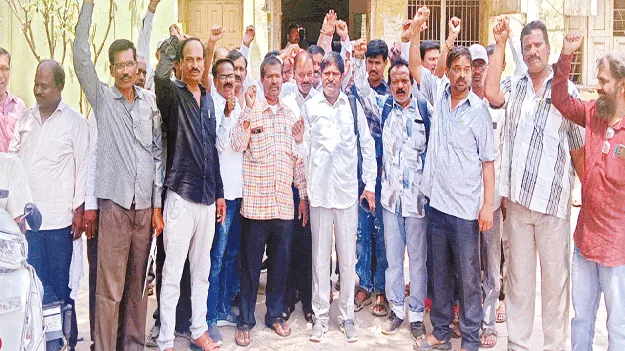 హెల్త్‌ అసిస్టెంట్ల నిరసన 