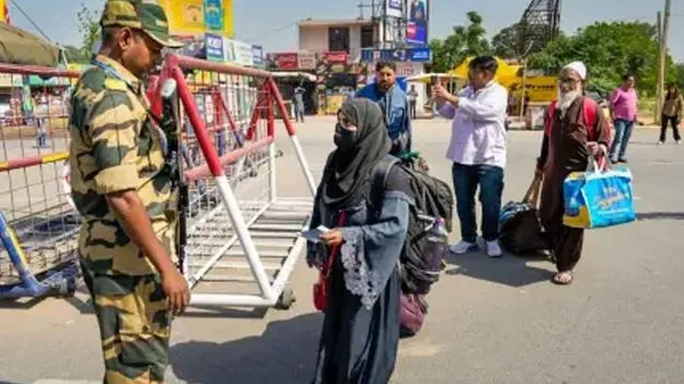 India Extends Deadline: పాకిస్థానీలు భారత్‌ వీడేందుకు గడువు పొడిగింపు 