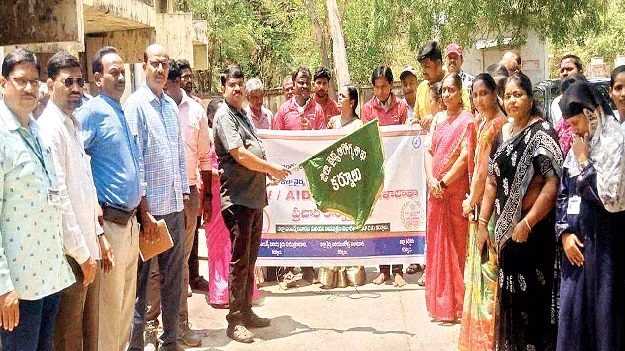 హెచఐవీపై కళా బృందాలతో అవగాహన