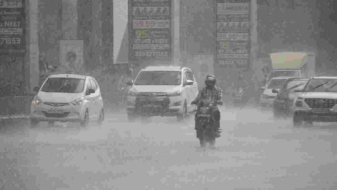 Heavy Rain:హైదరాబాద్‌లో కుండపోత వర్షం.. రోడ్లు జలమయం