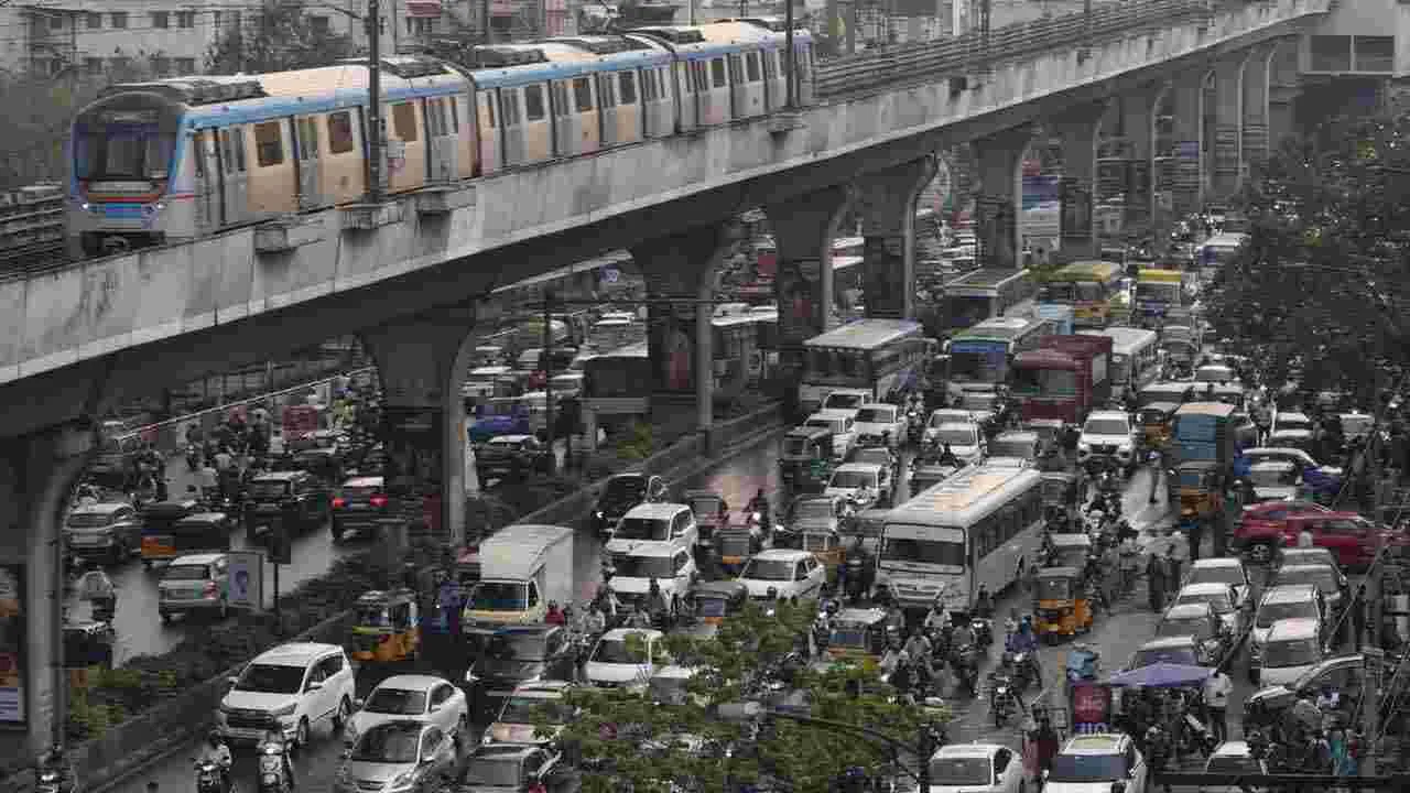 Heavy Rain:హైదరాబాద్‌లో కుండపోత వర్షం.. రోడ్లు జలమయం