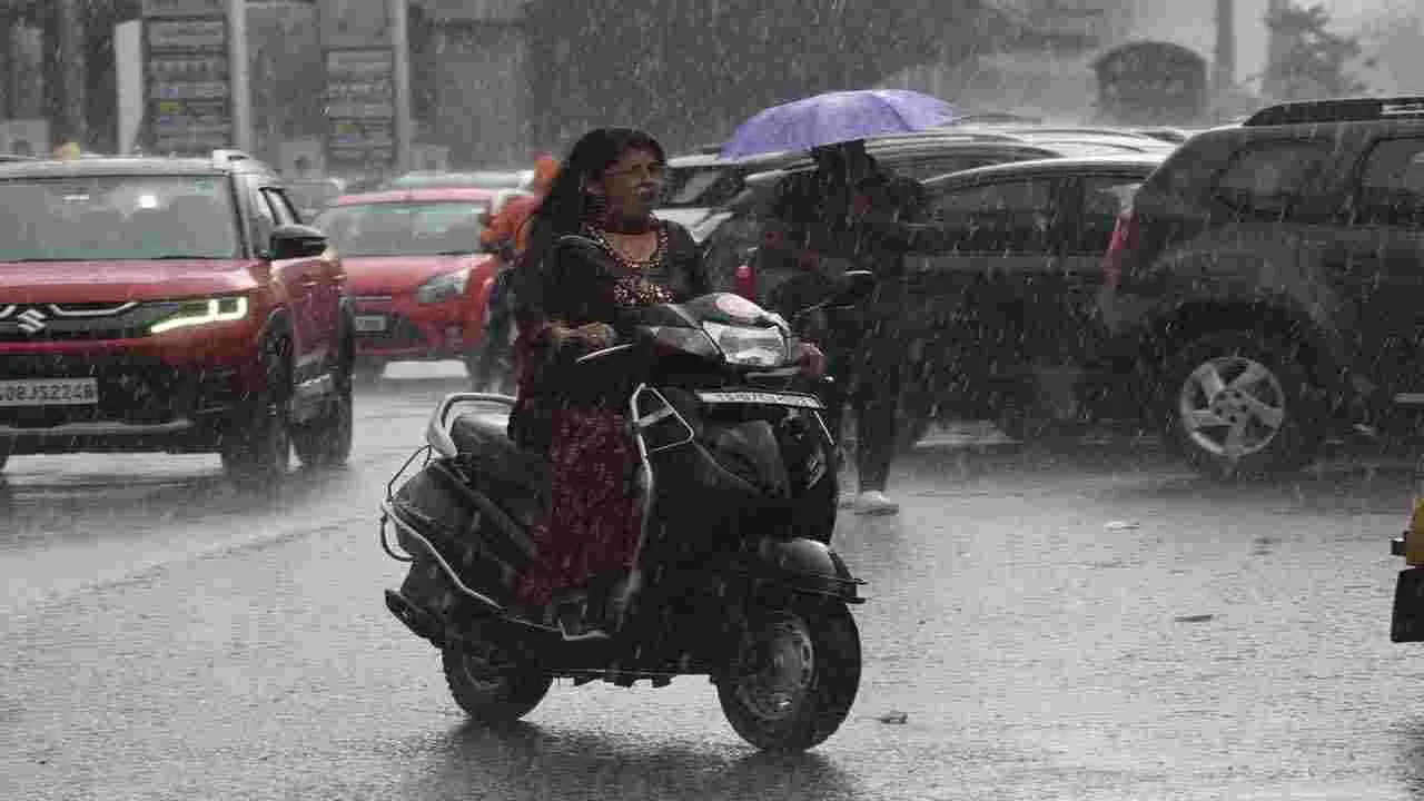 Heavy Rain:హైదరాబాద్‌లో కుండపోత వర్షం.. రోడ్లు జలమయం