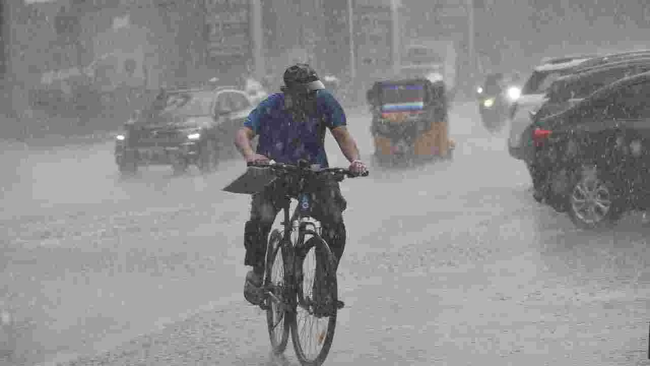 Heavy Rain:హైదరాబాద్‌లో కుండపోత వర్షం.. రోడ్లు జలమయం