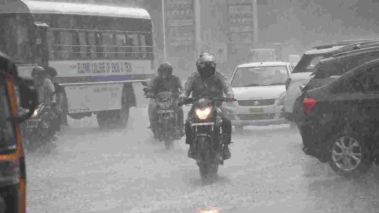 Heavy Rain:హైదరాబాద్‌లో కుండపోత వర్షం.. రోడ్లు జలమయం
