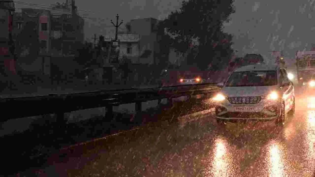 Heavy Rain:హైదరాబాద్‌లో కుండపోత వర్షం.. రోడ్లు జలమయం