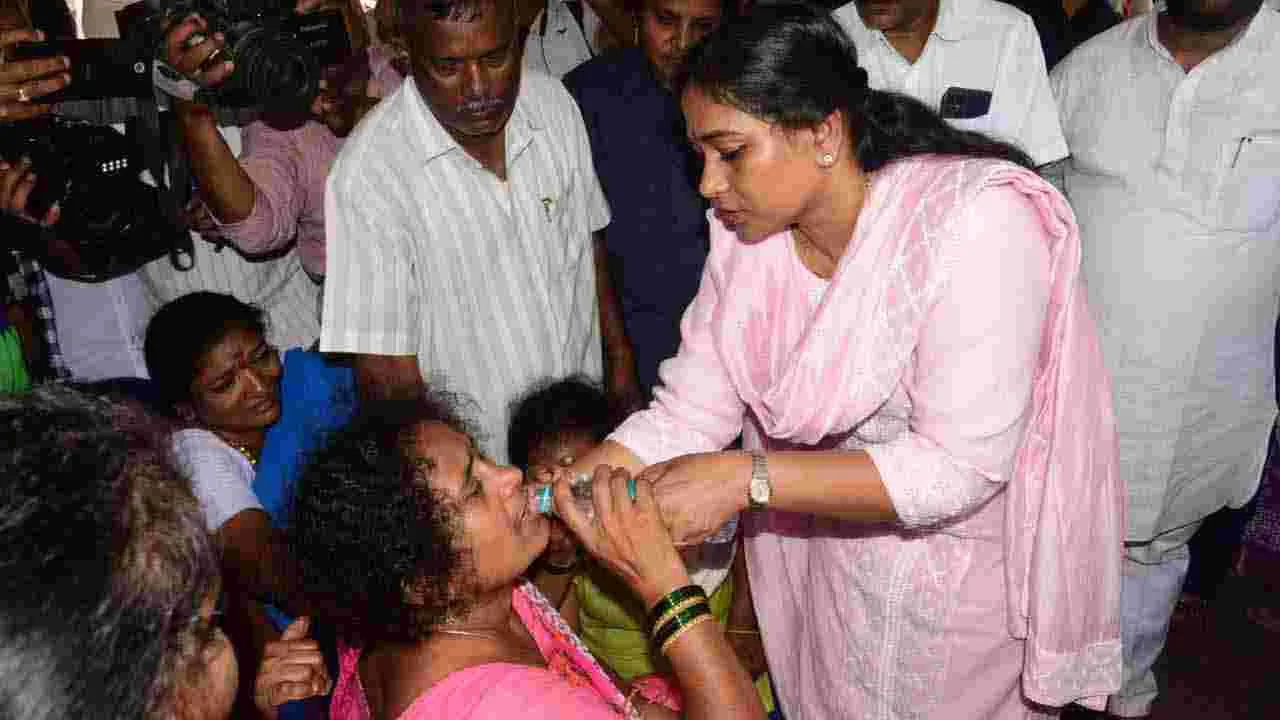 విశాఖపట్నంలో మృతుల కుటుంబాలను పరామర్శించిన హోం మంత్రి వంగలపూడి అనిత