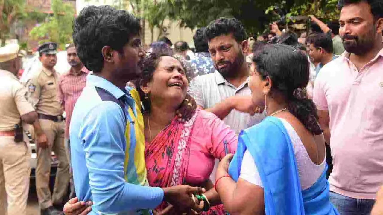 విశాఖపట్నంలో మృతుల కుటుంబాలను పరామర్శించిన హోం మంత్రి వంగలపూడి అనిత