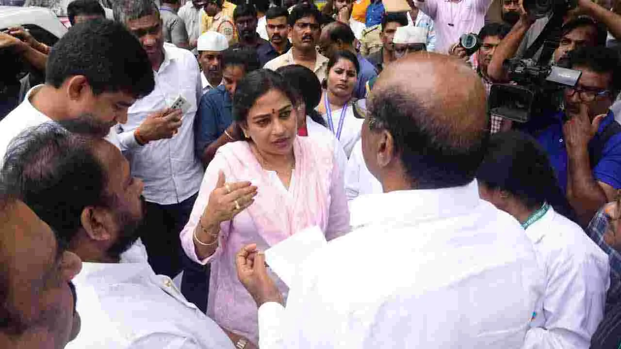 విశాఖపట్నంలో మృతుల కుటుంబాలను పరామర్శించిన హోం మంత్రి వంగలపూడి అనిత