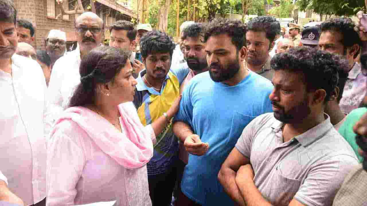 విశాఖపట్నంలో మృతుల కుటుంబాలను పరామర్శించిన హోం మంత్రి వంగలపూడి అనిత