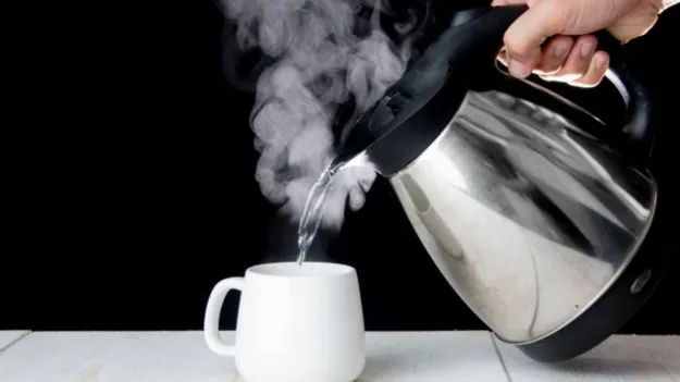 Hot Water Side Effects: మీకు ఈ సమస్యలు ఉంటే వేడి నీళ్లు తాగడం మంచిది కాదు..