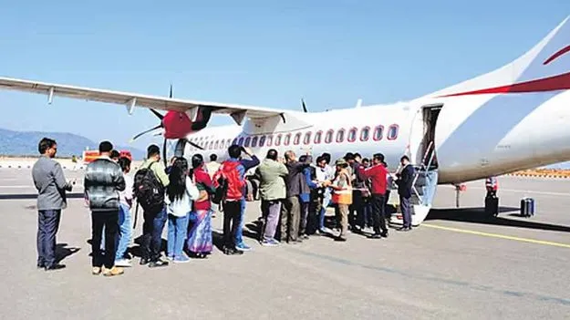 Flight Ticket Prices: హైదరాబాద్ నుంచి విమాన ప్రయాణం చేస్తున్నారా.. ఈ విషయాలు తెలుసుకోండి