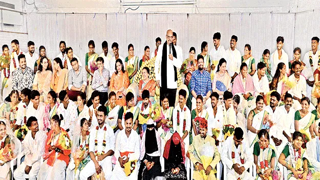 ఒక్కటైన 75 జంటలు