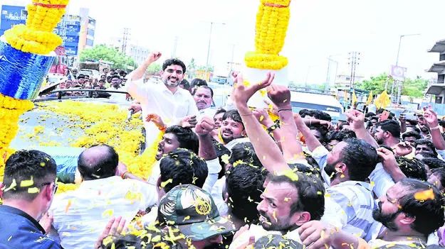 MINISTER: మంత్రి లోకేశకు అపూర్వ స్వాగతం 