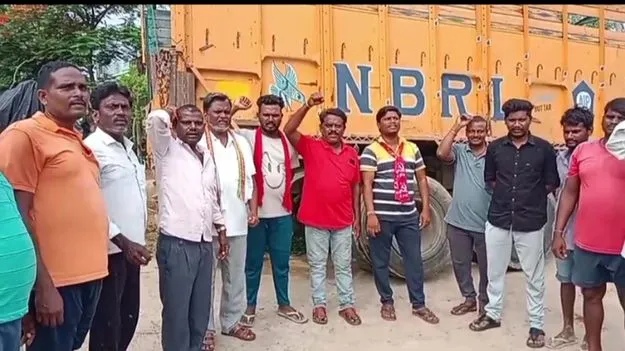 ఇసుక లారీలను నియంత్రించాలి