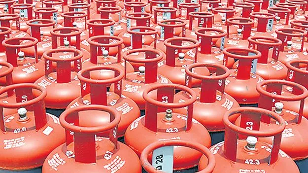 రెండో ఉచిత సిలిండర్‌కు క్యూ..