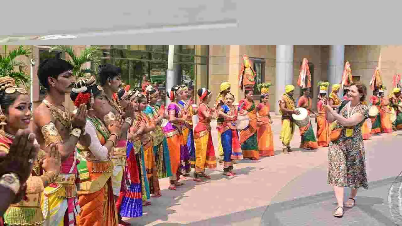 హైదరాబాద్లో భారత్ సమ్మిట్ ప్రారంభం.. పాల్గొన్న పలు దేశాల ప్రతినిధులు