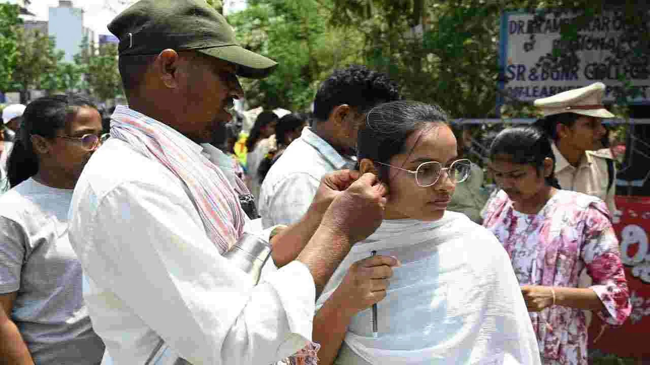 NEET Exam: తెలుగు రాష్ట్రాల్లో ప్రశాంతంగా నీట్.. పరీక్ష కేంద్రాల వద్ద భారీ బందోబస్తు