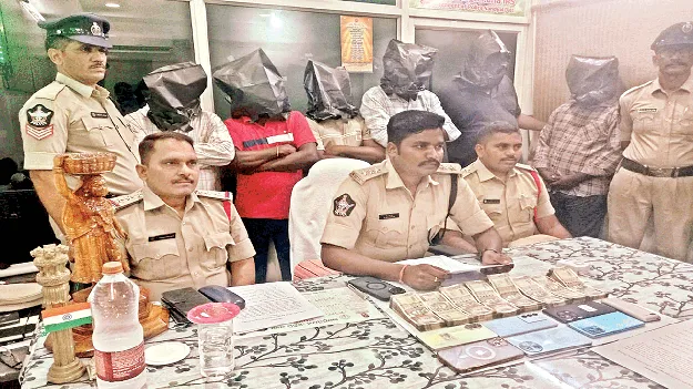 క్రికెట్‌ బెట్టింగ్‌ ముఠా అరెస్టు