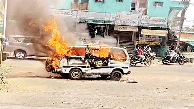 షార్ట్‌ సర్క్యూట్‌తో కారు దగ్ధం 