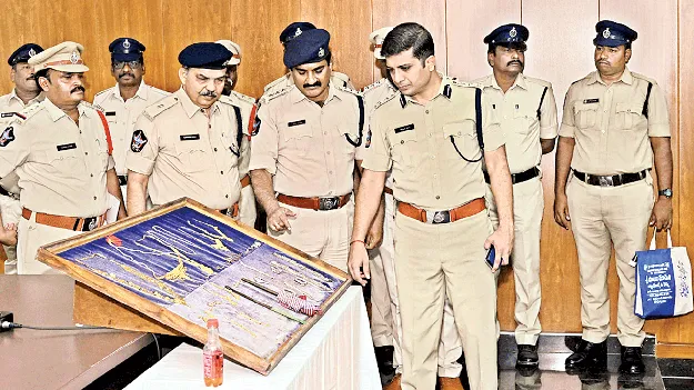 చోరీ కేసులో ఆరుగురి అరెస్టు