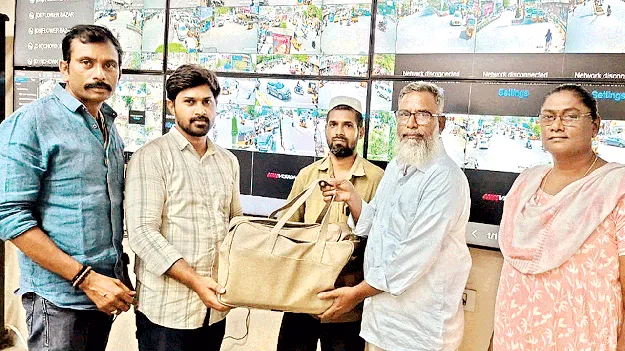 చీరల బ్యాగ్‌ అప్పగింత 