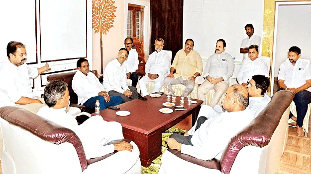 నాయకులు కలిసికట్టుగా ముందుకు సాగాలి 