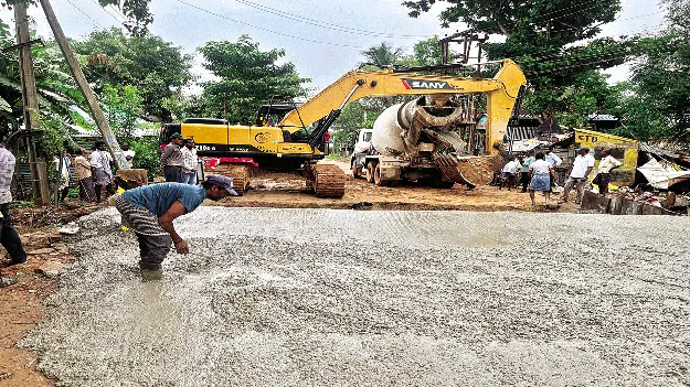 Culvert works   యుద్ధప్రాతిపదికన కల్వర్టు పనులు 