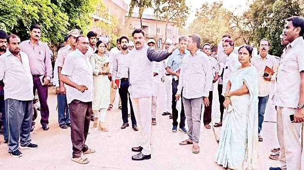 బస్టాండు పరిసరాలను శుభ్రంగా ఉంచండి: కలెక్టర్‌