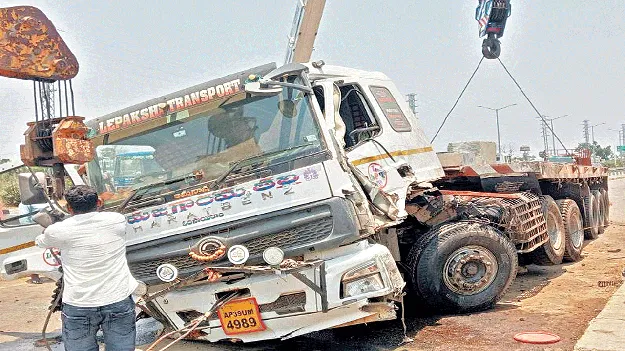 టైరు పేలి.. సర్వీస్‌ రోడ్డుపైకి దూసుకుపోయి..