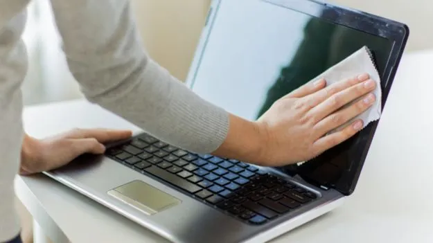 Laptop Cleaning Tips: స్క్రీన్ దెబ్బతినకుండా.. ల్యాప్టాప్ను శుభ్రం చేయడం ఎలా..