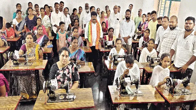 కుట్టు శిక్షణను సద్వినియోగం చేసుకోవాలి