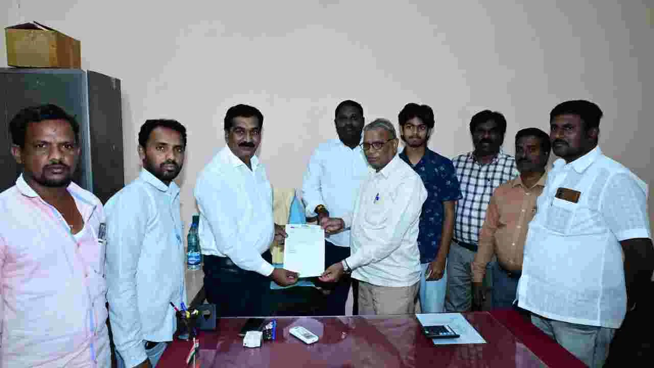 మహబూబ్ నగర్లో ఆంధ్రజ్యోతి లక్కీ డ్రా విజేతలకు బహుమతులు