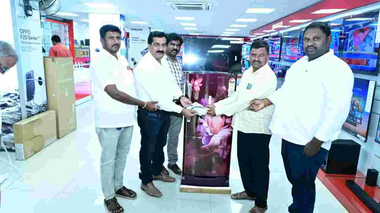 మహబూబ్ నగర్లో ఆంధ్రజ్యోతి లక్కీ డ్రా విజేతలకు బహుమతులు