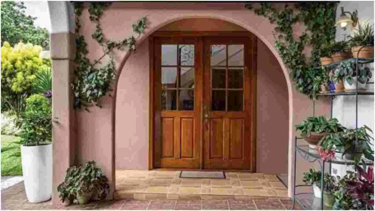 Vastu Tips For Door: ఇంట్లో ఇలాంటి తలుపు ఉంటే దరిద్రం.. లక్ష్మీదేవి అస్సలు ఉండదు.. 