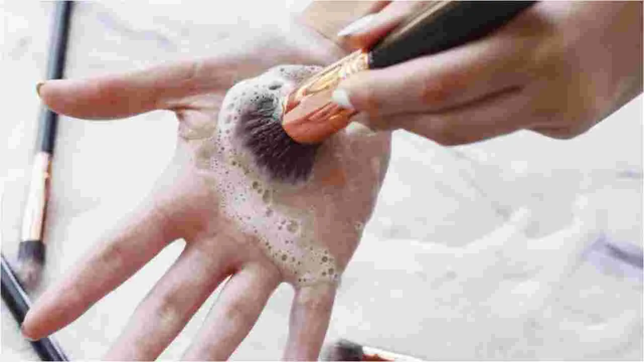 Make Up Brush: మీ మేకప్ బ్రష్‌ మురికిగా ఉందా.. ఇలా శుభ్రం చేయండి..