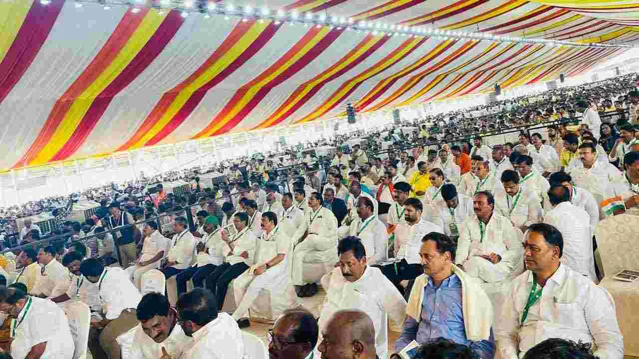 అమరావతి పునః ప్రారంభోత్సవ సభలో పాల్గొన్న మన్నవ మోహనకృష్ణ