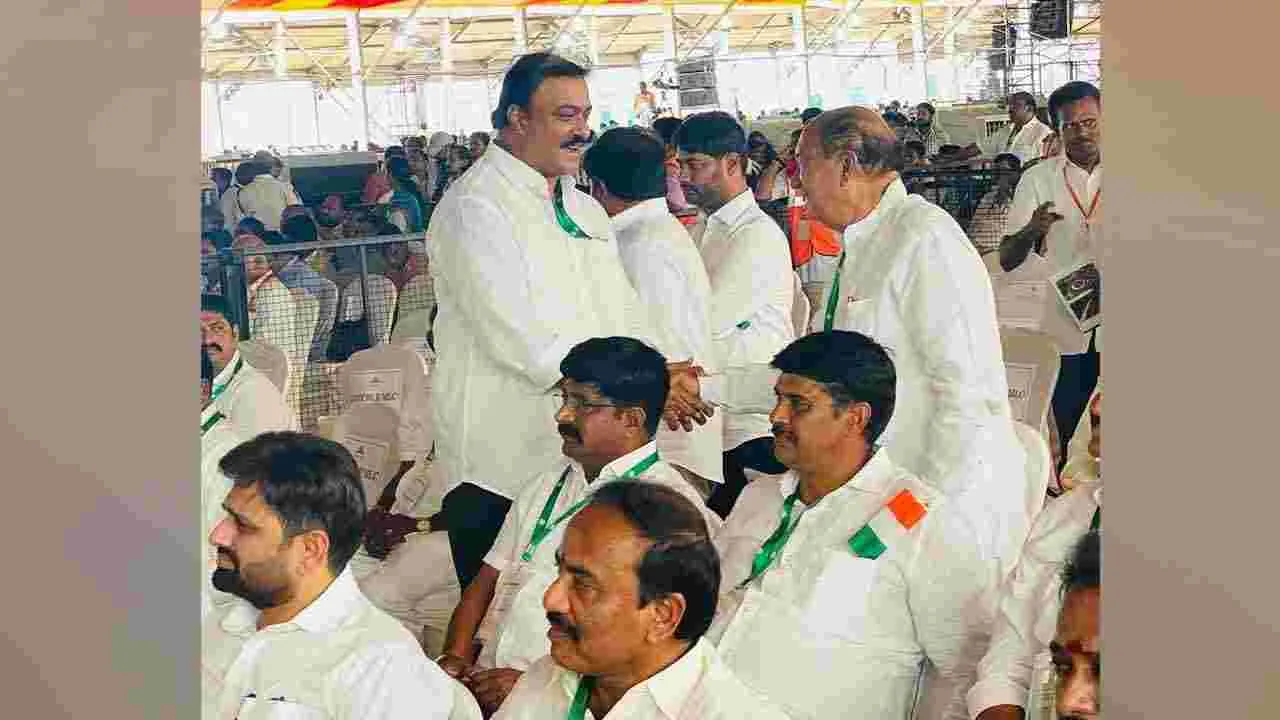 అమరావతి పునః ప్రారంభోత్సవ సభలో పాల్గొన్న మన్నవ మోహనకృష్ణ