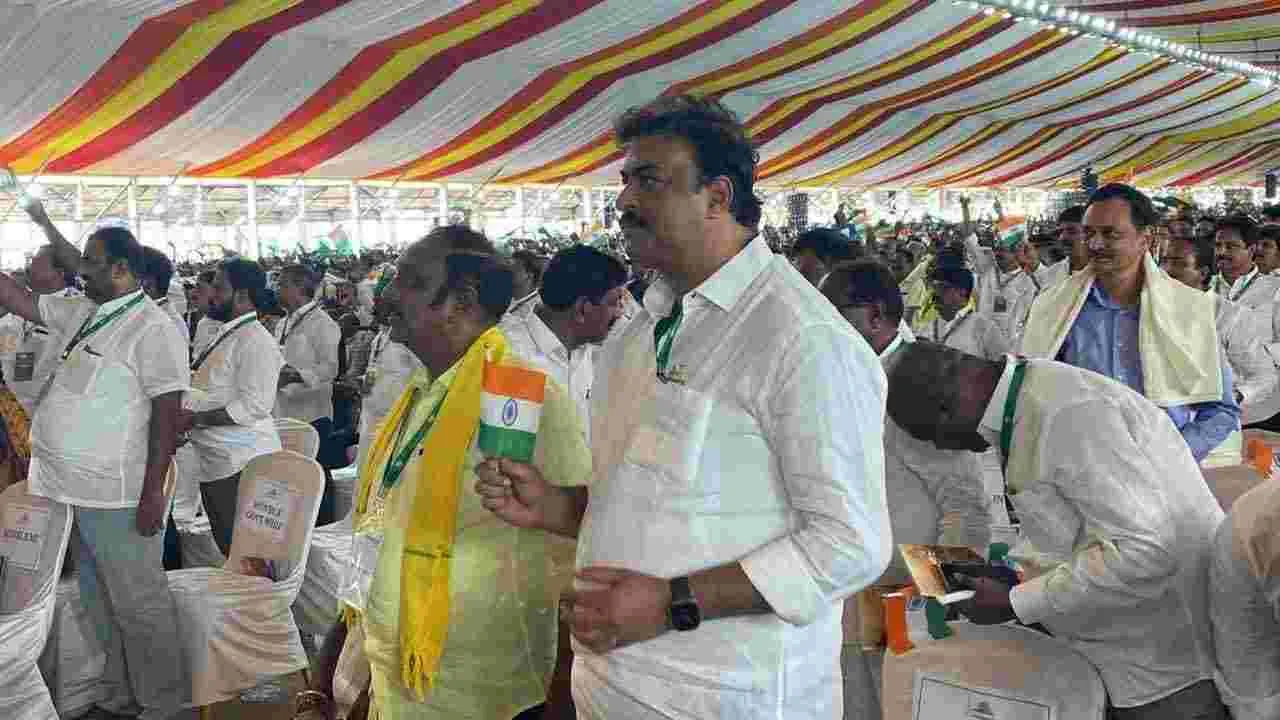 అమరావతి పునః ప్రారంభోత్సవ సభలో పాల్గొన్న మన్నవ మోహనకృష్ణ