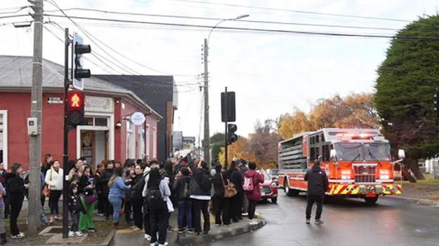 Earthquake: భారీ భూకంపం, సునామీ హెచ్చరిక..రోడ్లపైకి పరుగులు తీసిన జనం