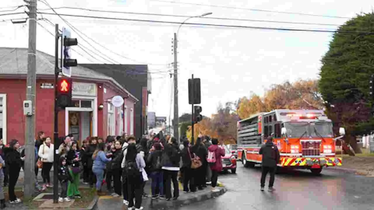 Earthquake: భారీ భూకంపం, సునామీ హెచ్చరిక..రోడ్లపైకి పరుగులు తీసిన జనం