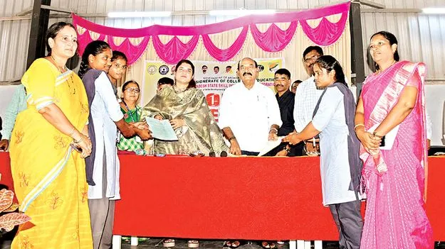 20 లక్షల ఉద్యోగాల కల్పనే లక్ష్యం: మంత్రి