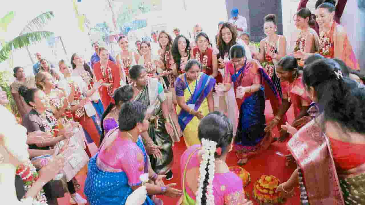 బతుకమ్మ ఆడిన సుందరీమణులు