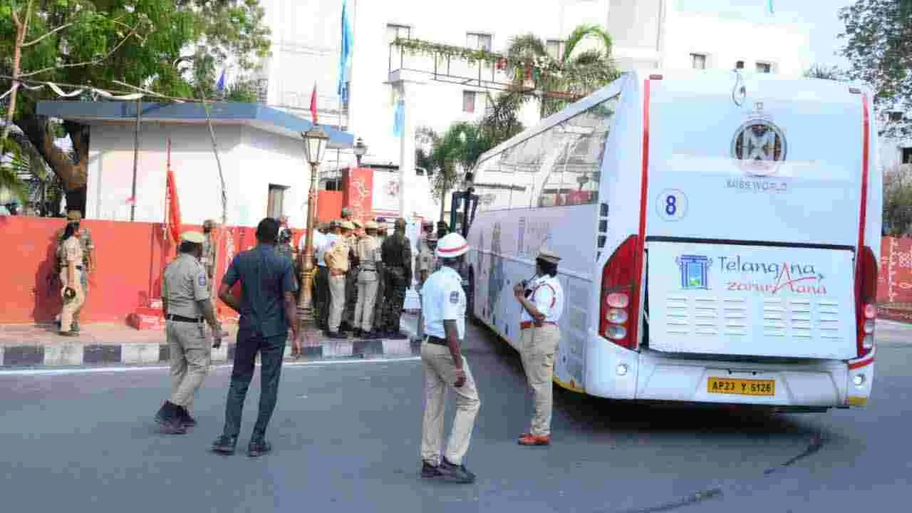 బతుకమ్మ ఆడిన సుందరీమణులు
