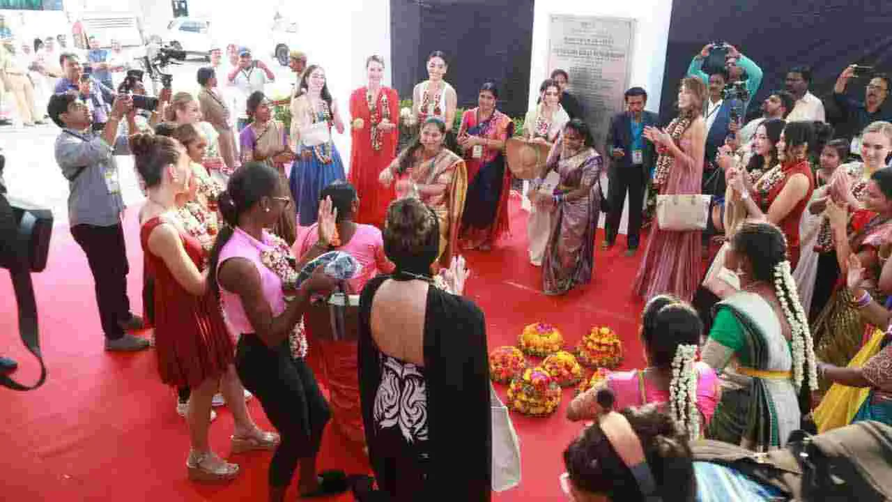బతుకమ్మ ఆడిన సుందరీమణులు