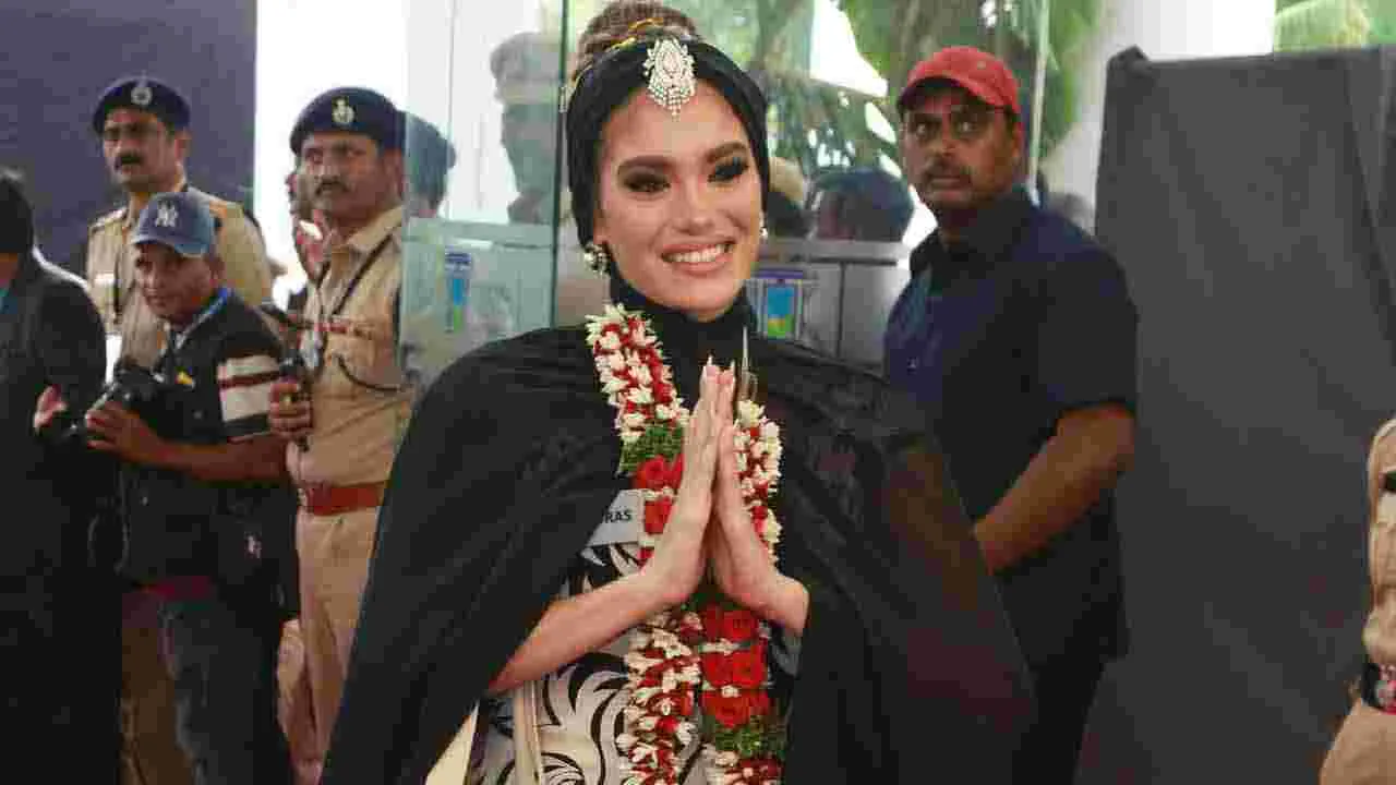 బతుకమ్మ ఆడిన సుందరీమణులు